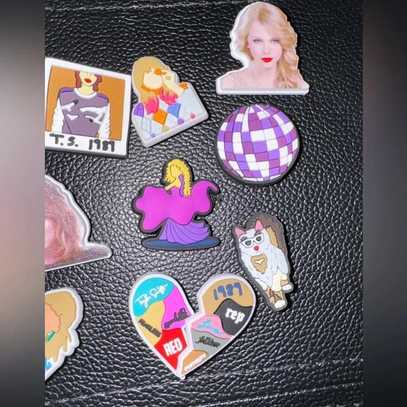 25 SET OF TAYLOR SWIFTIE ERAS CROC JOBBITZ THEMSED SHOE CHARMS SHOWGIRL POETS - Picture 3 of 5